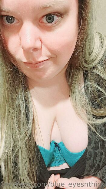 blue_eyesnthickthighs