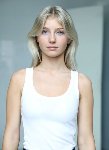 Elena Zoe